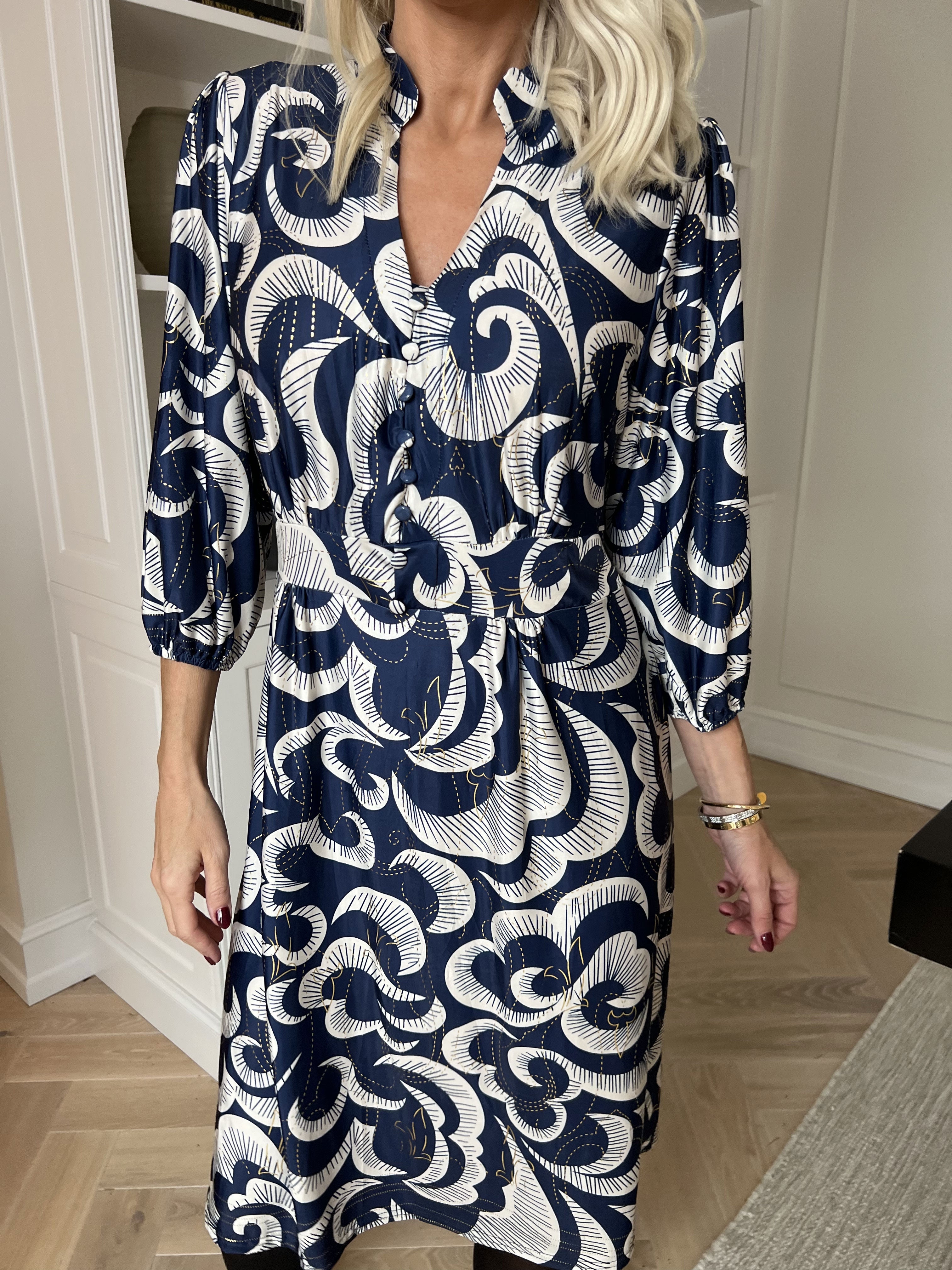 Vivien Royal - 3/4 ærmet kjole med mønster og slåede knapper